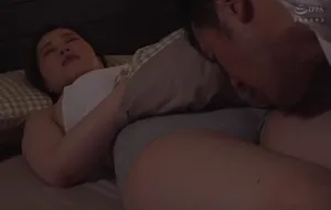 3 ngày anh xã đi làm ăn, vợ ở nhà nữa đêm bị bố ông chồng mò vào phòng