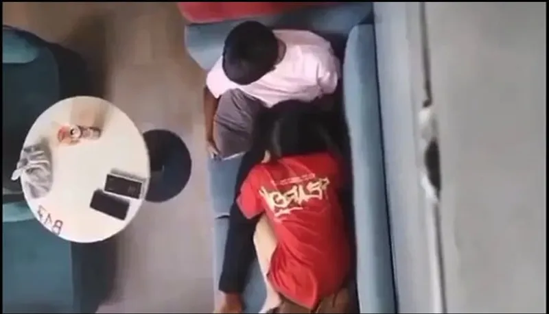 Quay lén ghệ mút bú cho gấu nơi công cộng