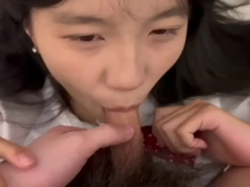 Em loli dễ thương mút thằng nhỏ biến em thành con đào dâm dục p2
