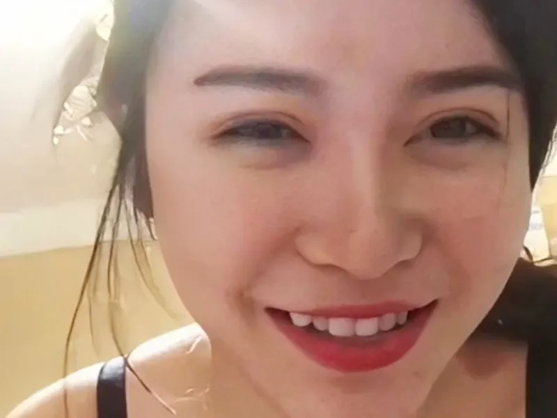 Dì cháu lâu lâu mới gặp nhau đi ăn mà cháu bắt liếm cục thịt ăn chuối